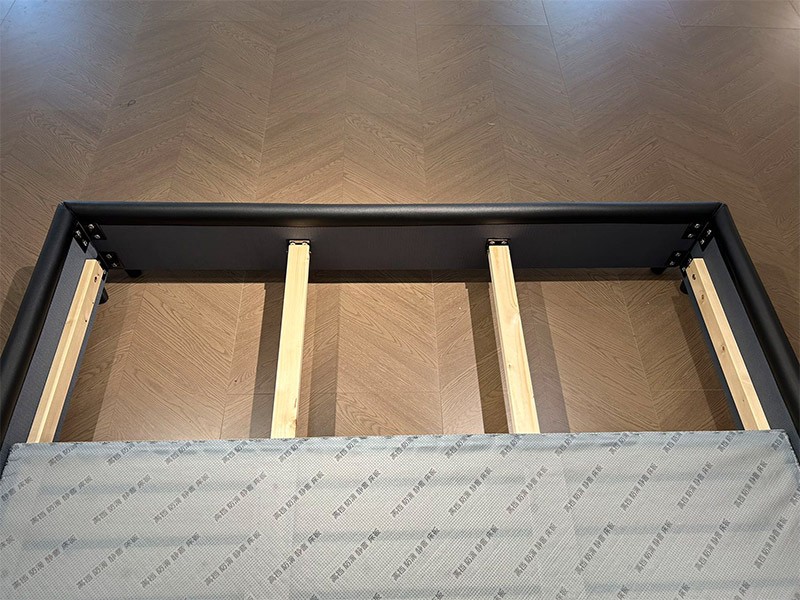 MC08 Black King Kong Bed