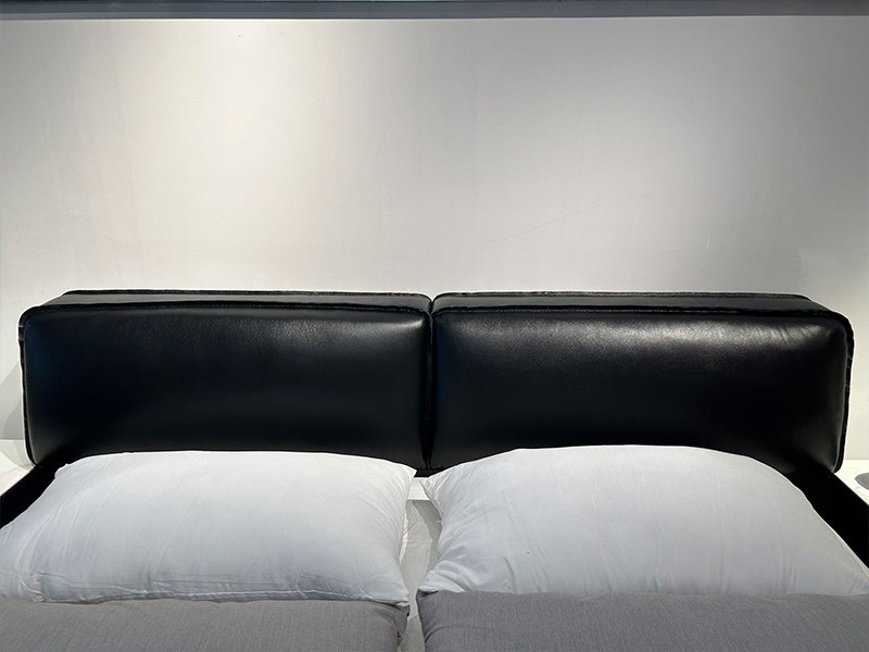 MC03 Black buffalo bed