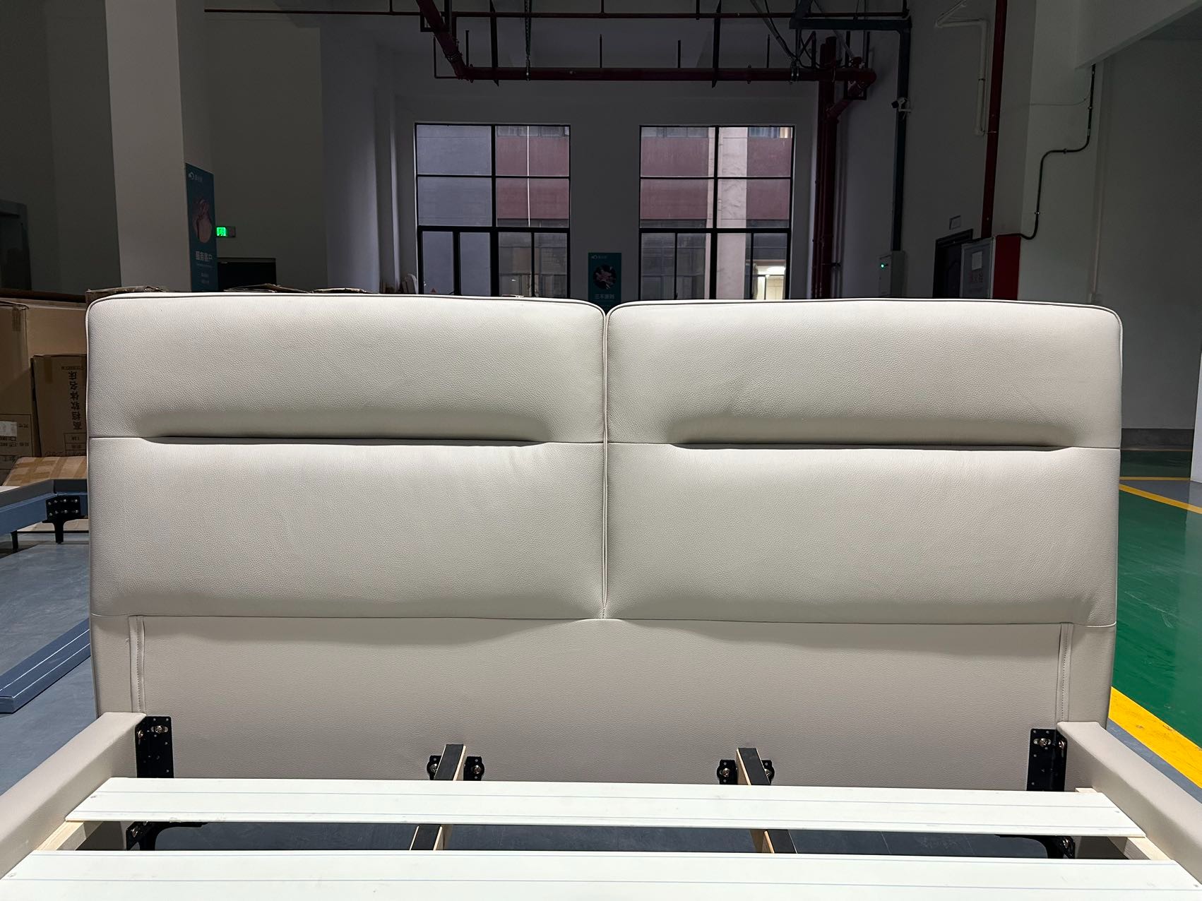 MDC07 leather bed