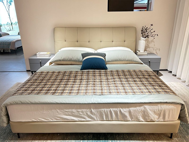Modern Luxury Bed Cow Hide Leather Upholstered Bed Set 3602-D