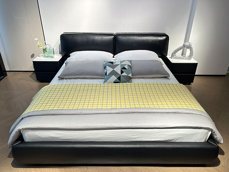 MC03 Black buffalo bed